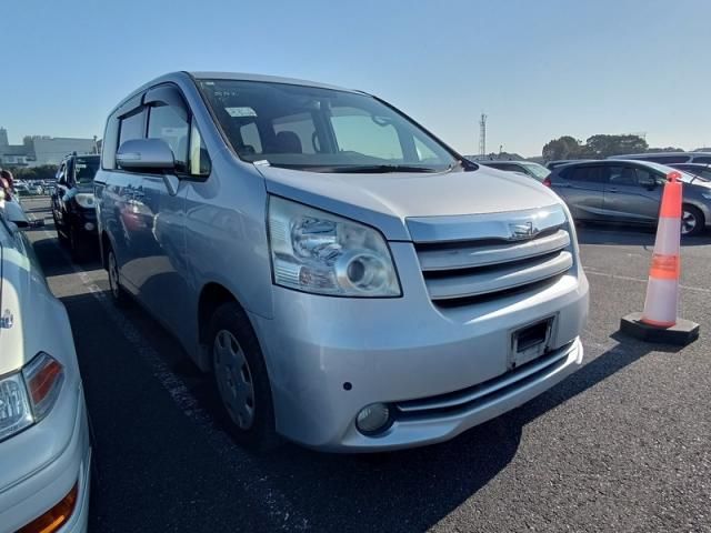 TOYOTA NOAH 2008