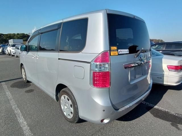 TOYOTA NOAH 2008