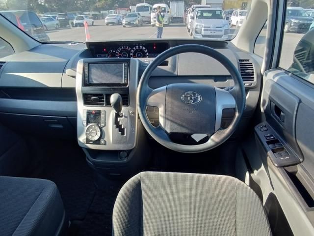 TOYOTA NOAH 2008