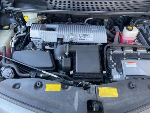 TOYOTA PRIUS Alpha 2012