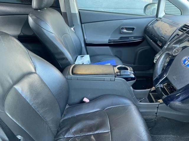 TOYOTA PRIUS Alpha 2012