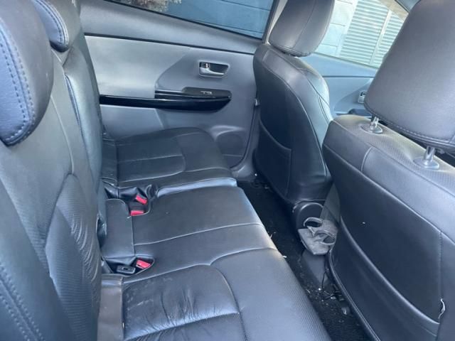 TOYOTA PRIUS Alpha 2012