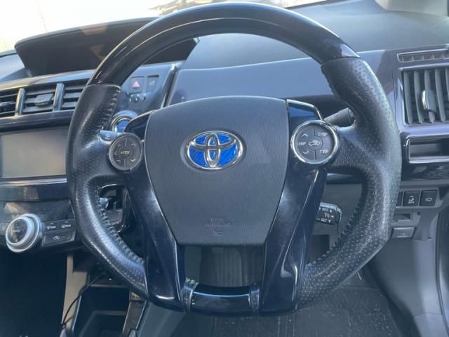 TOYOTA PRIUS Alpha 2012