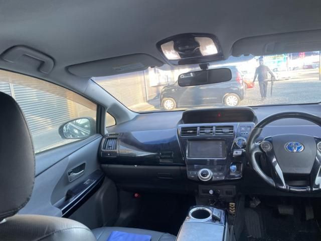 TOYOTA PRIUS Alpha 2012