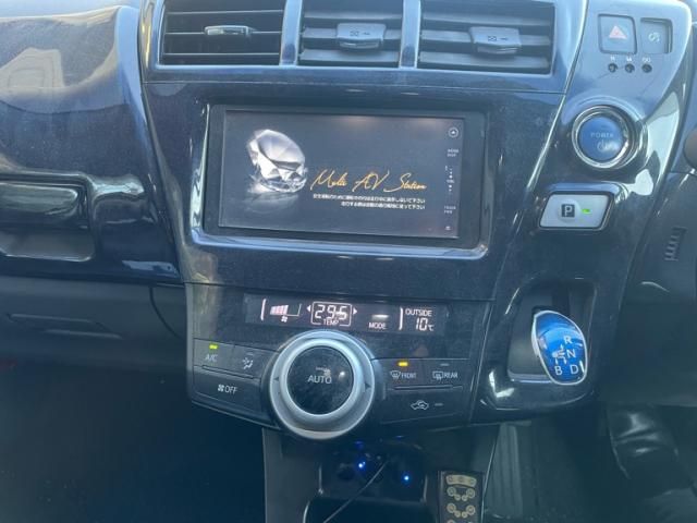 TOYOTA PRIUS Alpha 2012