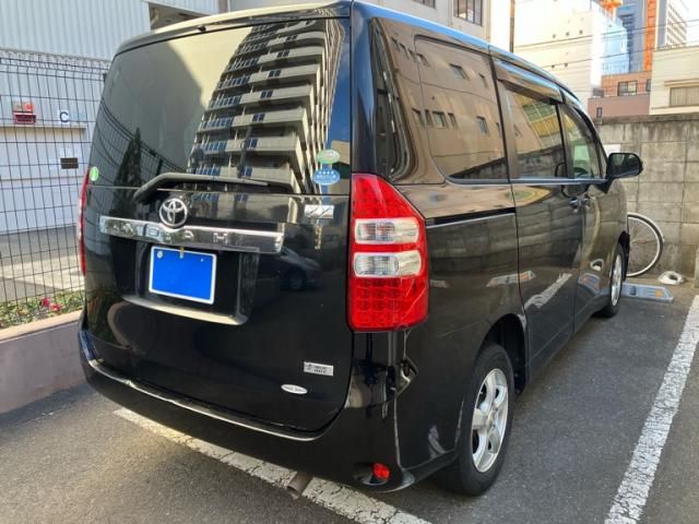 TOYOTA NOAH 4WD 2011
