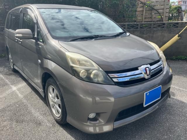 TOYOTA Isis 2013