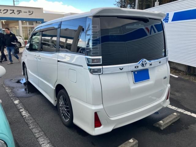 TOYOTA VOXY HYBRID 2017