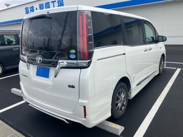 TOYOTA ESQUIRE HYBRID 2017