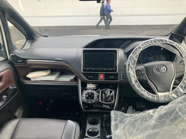 TOYOTA ESQUIRE HYBRID 2017