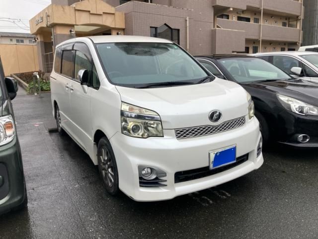 TOYOTA VOXY 2013