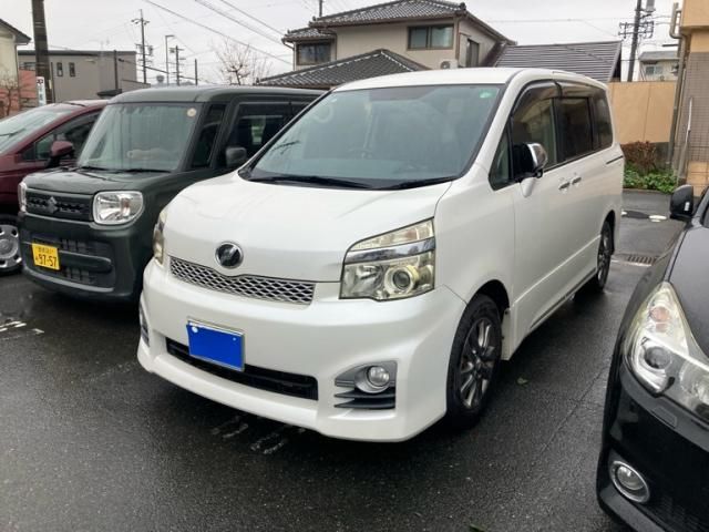 TOYOTA VOXY 2013