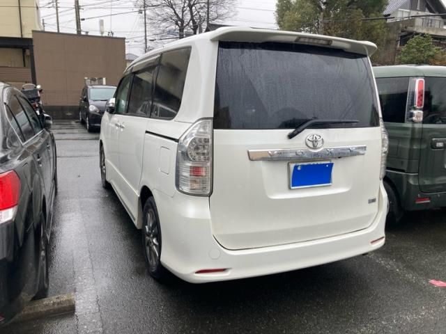 TOYOTA VOXY 2013