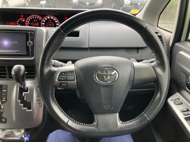 TOYOTA VOXY 2013