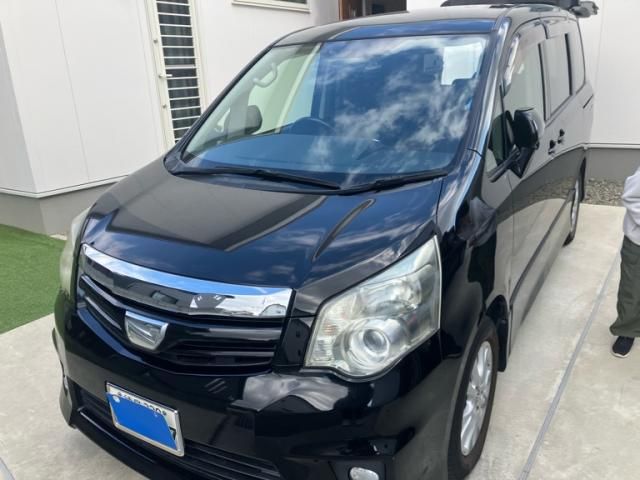 TOYOTA NOAH 2013