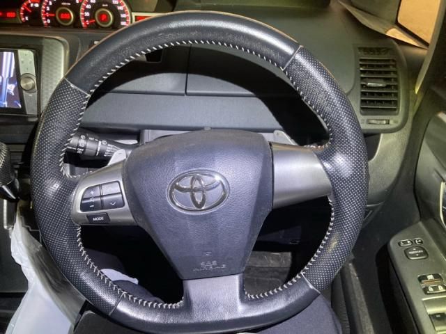 TOYOTA VOXY 2013