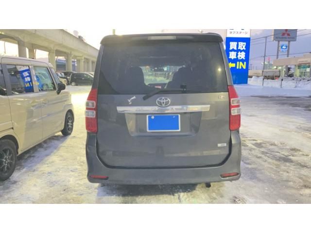 TOYOTA NOAH 4WD 2011