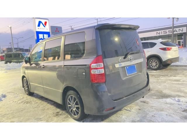 TOYOTA NOAH 4WD 2011