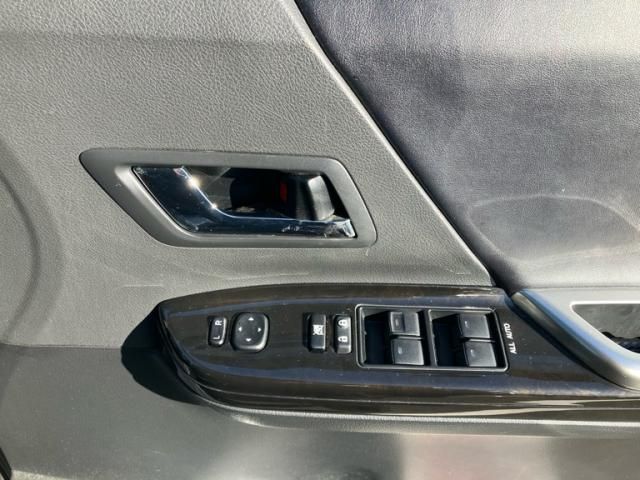 TOYOTA VELLFIRE 2013