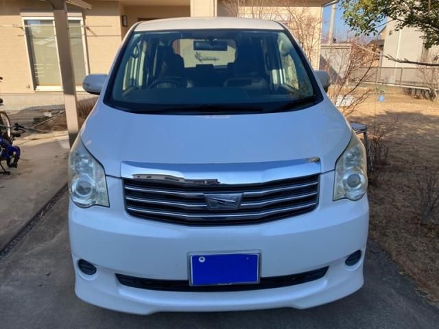 TOYOTA NOAH 2011
