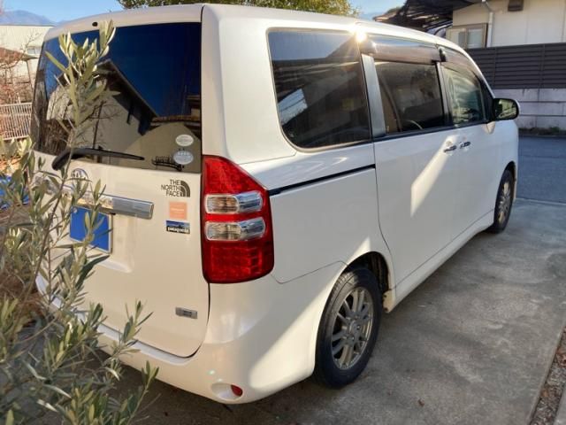 TOYOTA NOAH 2011