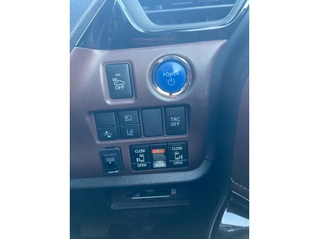 TOYOTA ESQUIRE HYBRID 2018