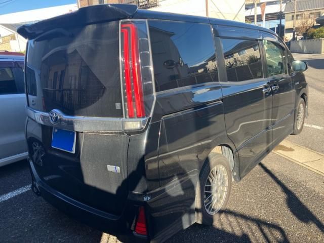 TOYOTA NOAH HYBRID 2017