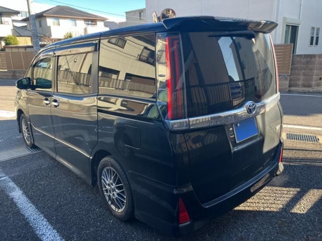 TOYOTA NOAH HYBRID 2017