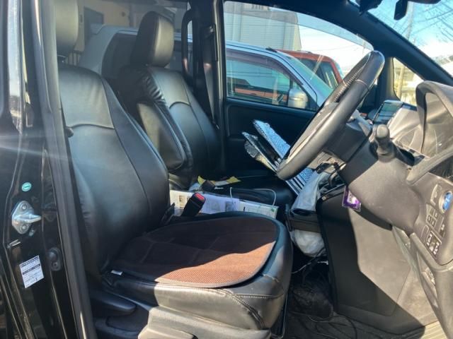 TOYOTA NOAH HYBRID 2017