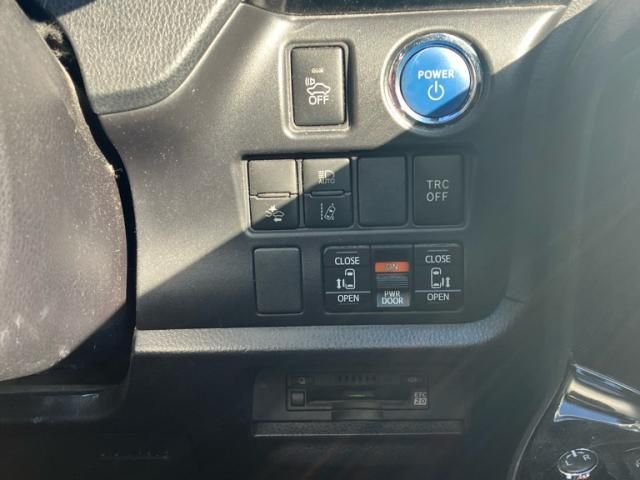 TOYOTA NOAH HYBRID 2017