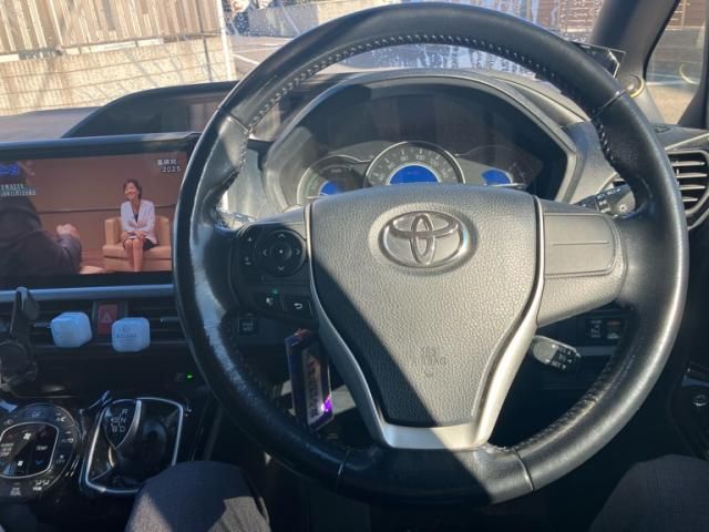 TOYOTA NOAH HYBRID 2017