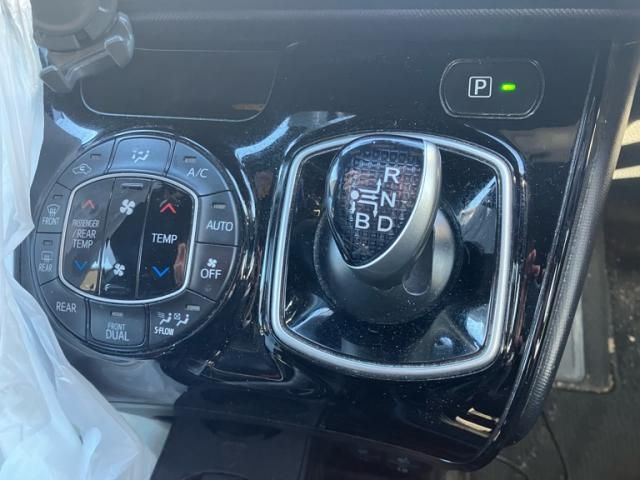 TOYOTA NOAH HYBRID 2017