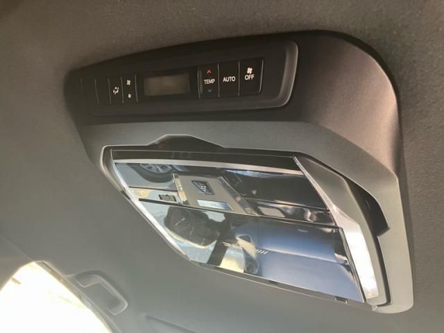 TOYOTA NOAH HYBRID 2017