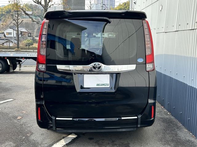TOYOTA NOAH 2016