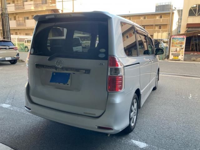 TOYOTA NOAH 2009