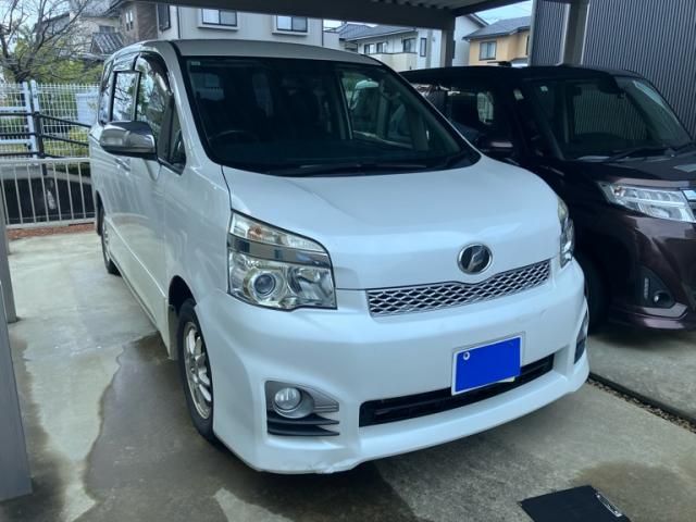 TOYOTA VOXY 2013