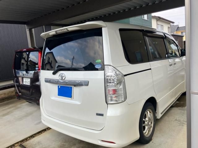 TOYOTA VOXY 2013