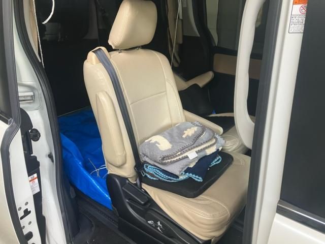 TOYOTA NOAH HYBRID 2014