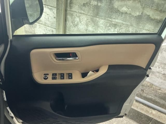 TOYOTA NOAH HYBRID 2014