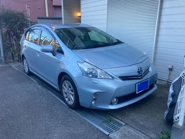 TOYOTA PRIUS Alpha 2012