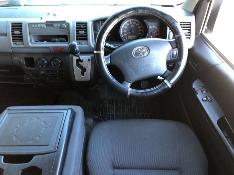 TOYOTA HIACE 2011/6