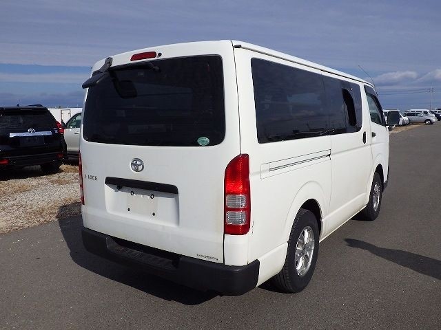 TOYOTA HIACE 2013/9