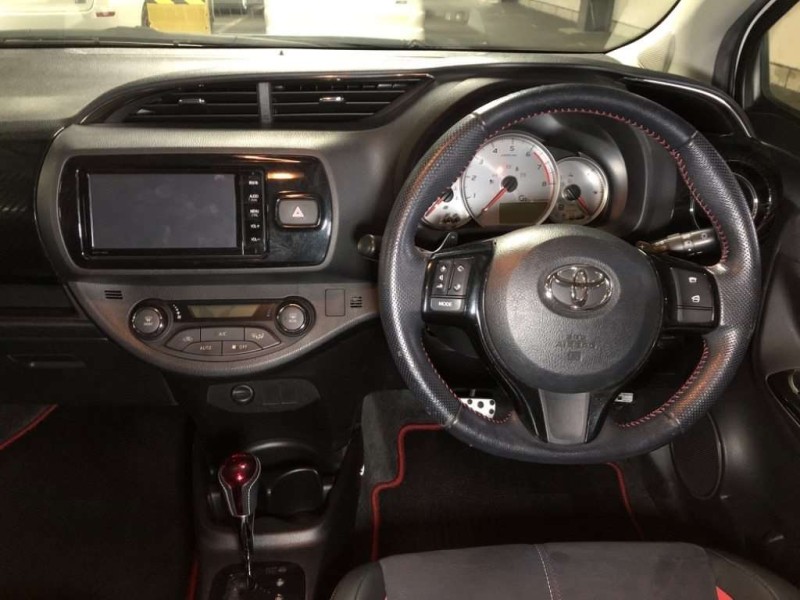 TOYOTA VITZ 2015/1