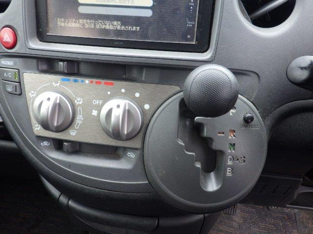 TOYOTA SIENTA 2011/8