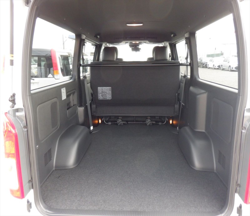 TOYOTA HIACE 2025/10