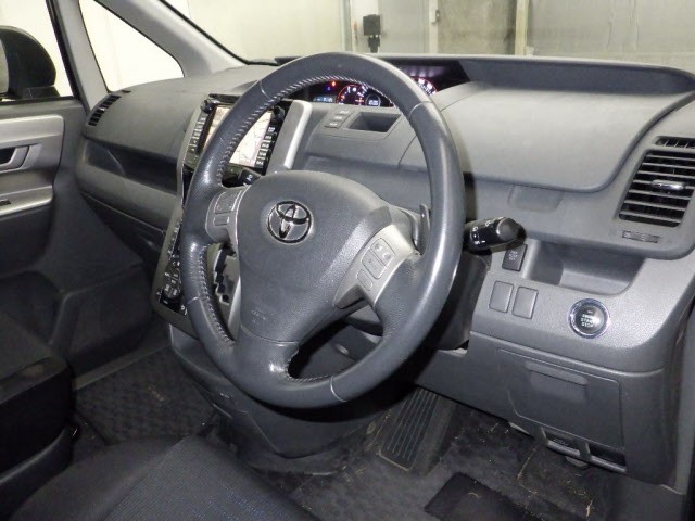 TOYOTA VOXY 2007/11
