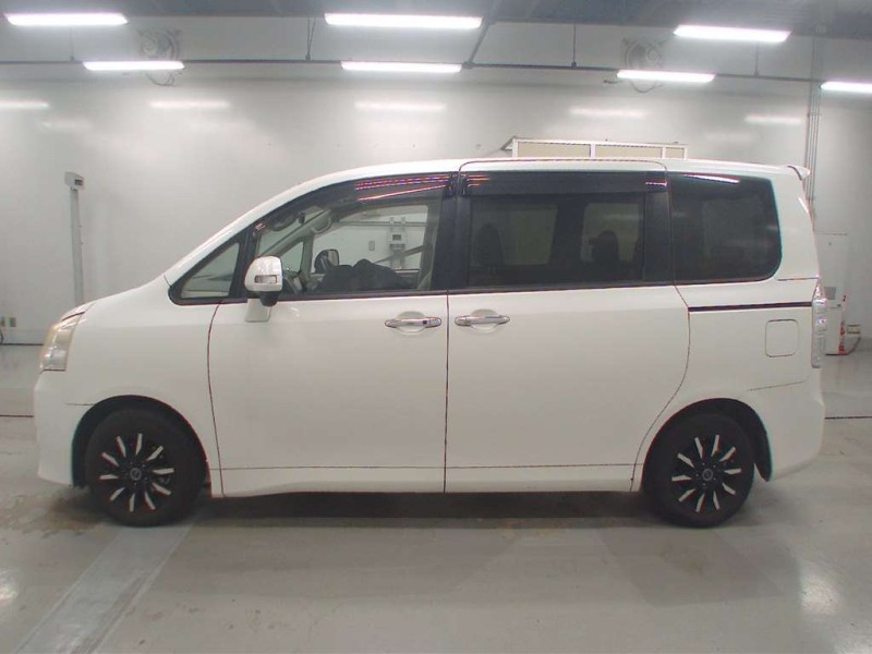TOYOTA NOAH 2011/2