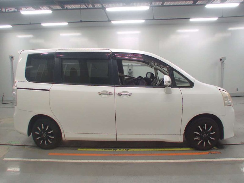 TOYOTA NOAH 2011/2