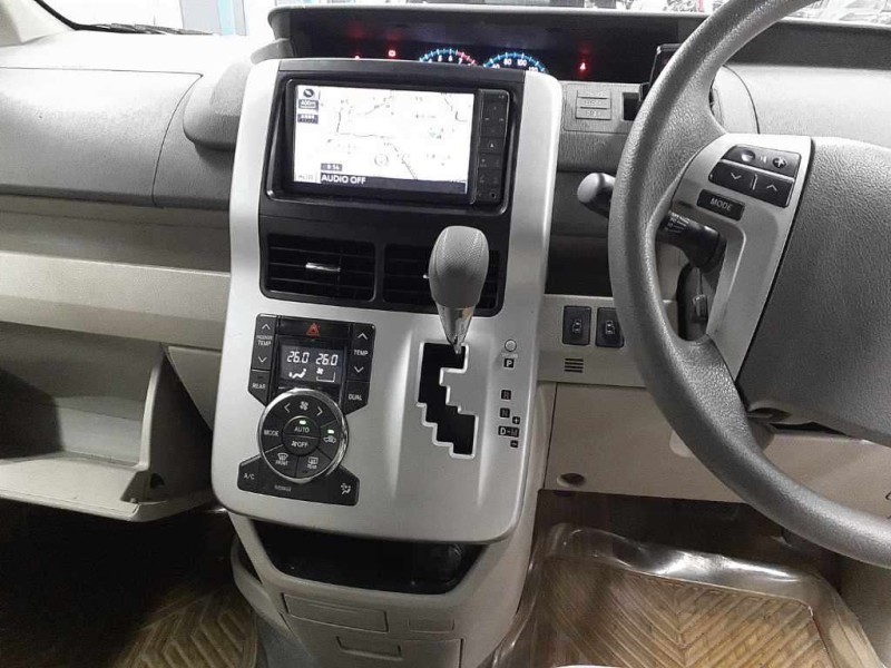 TOYOTA NOAH 2011/2