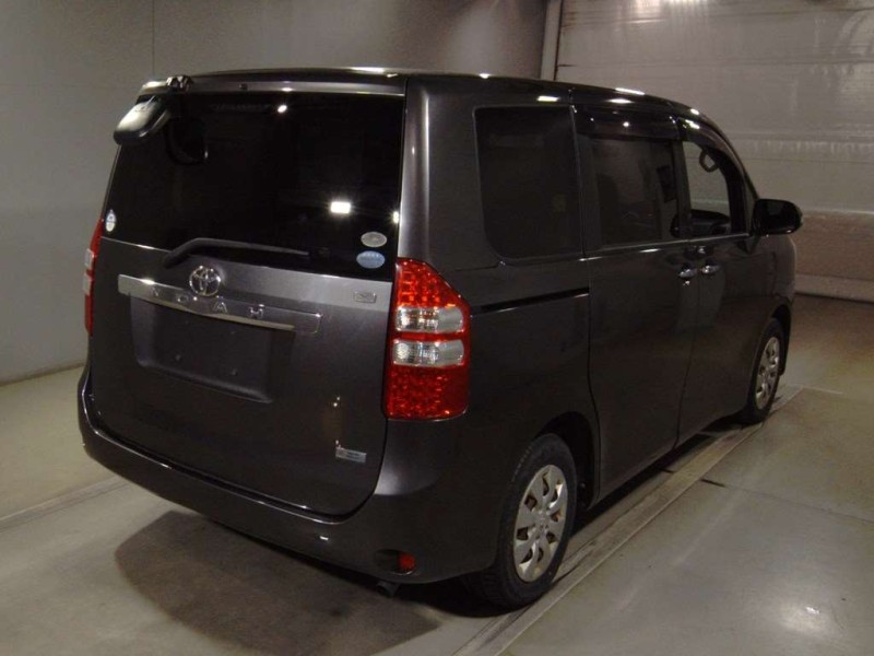 TOYOTA NOAH 2011/8